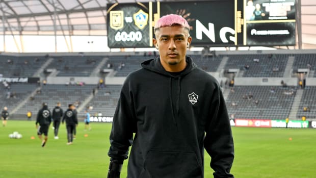 Julián Araujo de frente en una sudadera del LA Galaxy